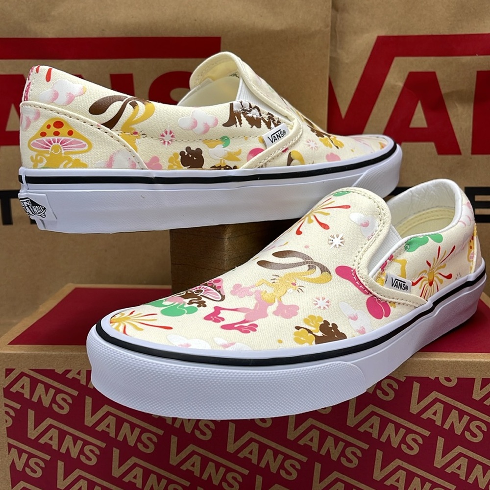 Vans Women’s Classic Slip-On Get Outdoors Classic White 
VN000BVZFRL
Sneakers - Picture 8 of 16